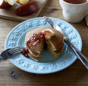 〔ウェッジウッド〕クイーンズウェア コレクションフェスティビティ ブルー＆アイボリー プレート