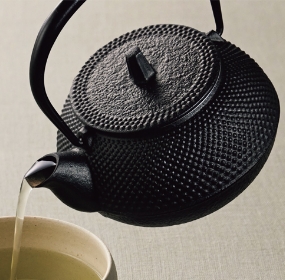 〔南部鉄器〕
鉄瓶兼用急須
3型新アラレ