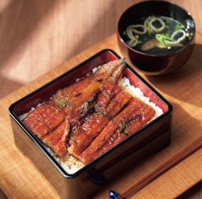 〔大阪･炭焼きうなぎの魚伊〕炭火焼うなぎ
蒲焼･肝吸いセット
