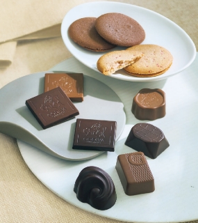 ｢ゴディバ｣
チョコレート&クッキー
アソートメント（あまおう苺
&ミルクチョコレート/
ダークチョコレート）
