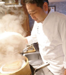 自由な発想で旬の食材を組み合わせて、想像を上回る中華料理を目指す大澤広晃シェフ。