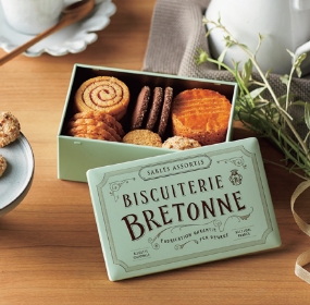 〔ビスキュイテリエ
ブルトンヌ〕
ブルターニュ クッキー
アソルティ〈缶〉23個入
