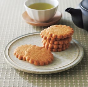 〔足立音衛門〕
和三盆糖入り
クッキー缶