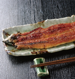 〔炭焼きうなぎの魚伊〕
炭火焼うなぎ蒲焼2尾
